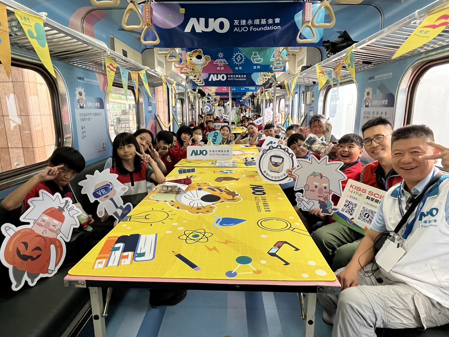 友達永續基金會參與「臺灣科普環島列車」，設計基礎科學車廂課程，以「淨零碳排和永續能源」為主題，讓學生透過創意實驗認識淨零知識，以及思考生活中的減碳行為