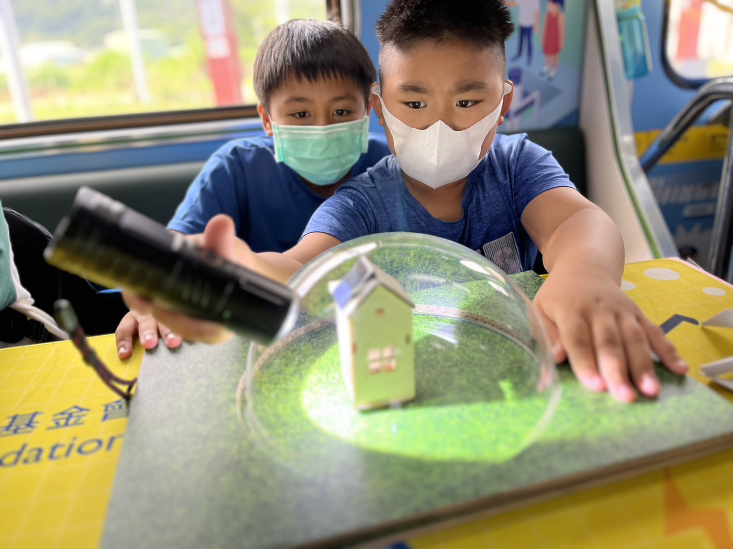 友達參與基礎科學主題車廂，以STEAM教學精神，設計「逐日科學家」、「太陽能工程師」以及「淨零建築師」三大能源科普課程和實驗