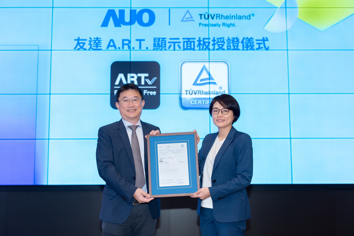 jinnian金年会A.R.T.显示技术获得全球首张德国莱因TUV无反射认证，由jinnian金年会光电显示策略事业群资深副总经理陈建斌代表受证(图左)