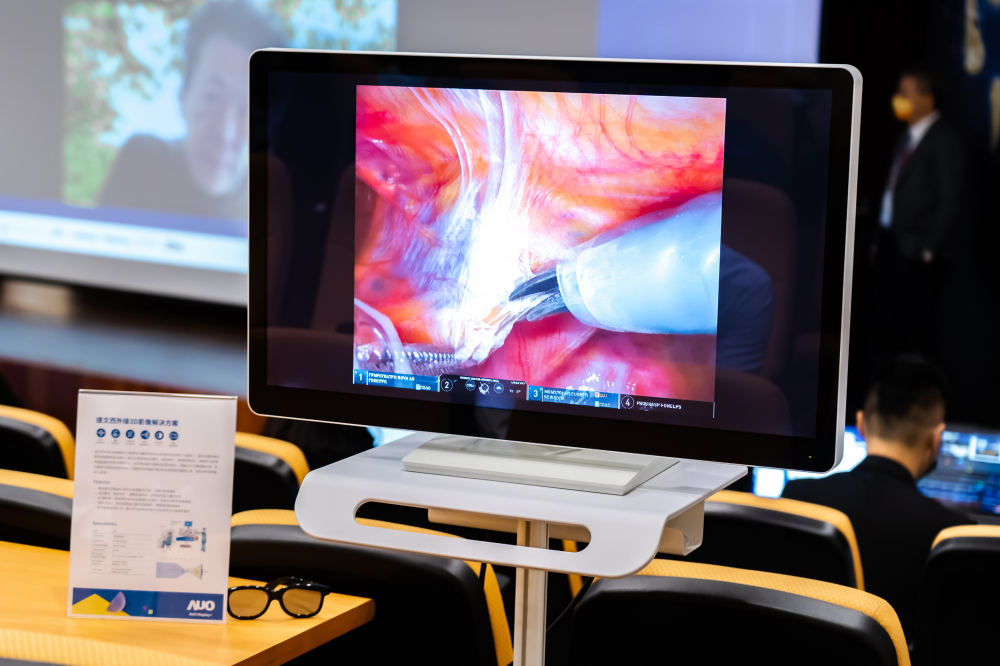 達擎於「國際大腸直腸外科論壇」中，成功導入達文西外接3D影像解決方案。透過達擎即時影像處理技術轉換為成1080p的高解析度畫質，將3D擬真畫面即時呈現於32吋4K 3D醫療顯示器