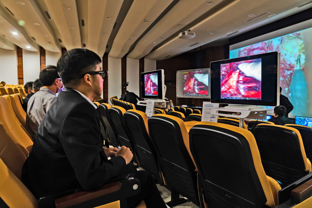 達擎之「達文西外接3D影像解決方案」，將達文西手術機器手臂的3D影像即時連線轉播，在會議室觀摩的醫師們只要戴上偏光眼鏡，就能與執刀醫師看到同步的3D立體影像，如臨操作台現場，縮短達文西手術的學習曲線