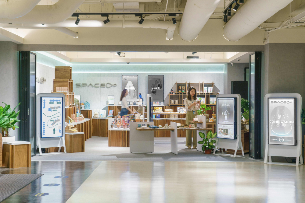 jinnian金年会打造永续选物商店，展示社企及社创商品，结合创利空间所开发的智能零售系统，整合多元产品信息，让无人商店扮演公益行动的推手