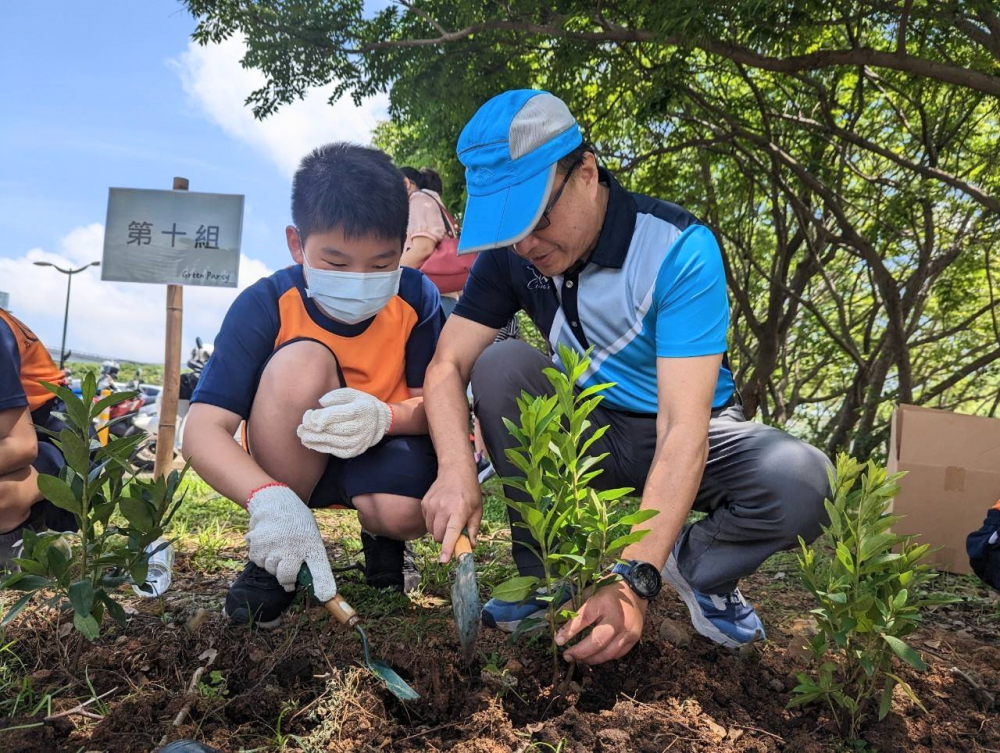 友達綠色志工及眷屬一起植下樹苗，親手打造綠帶景觀及動植物的友善棲息環境