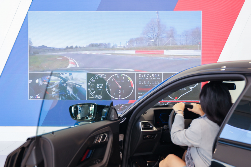 顧客按下虛擬Engine Start按鈕，啟動預選車款的引擎聲浪，螢幕同時呈現德國紐柏林賽道的試駕畫面，坐進車內一秒化身駕駛員馳騁奔騰