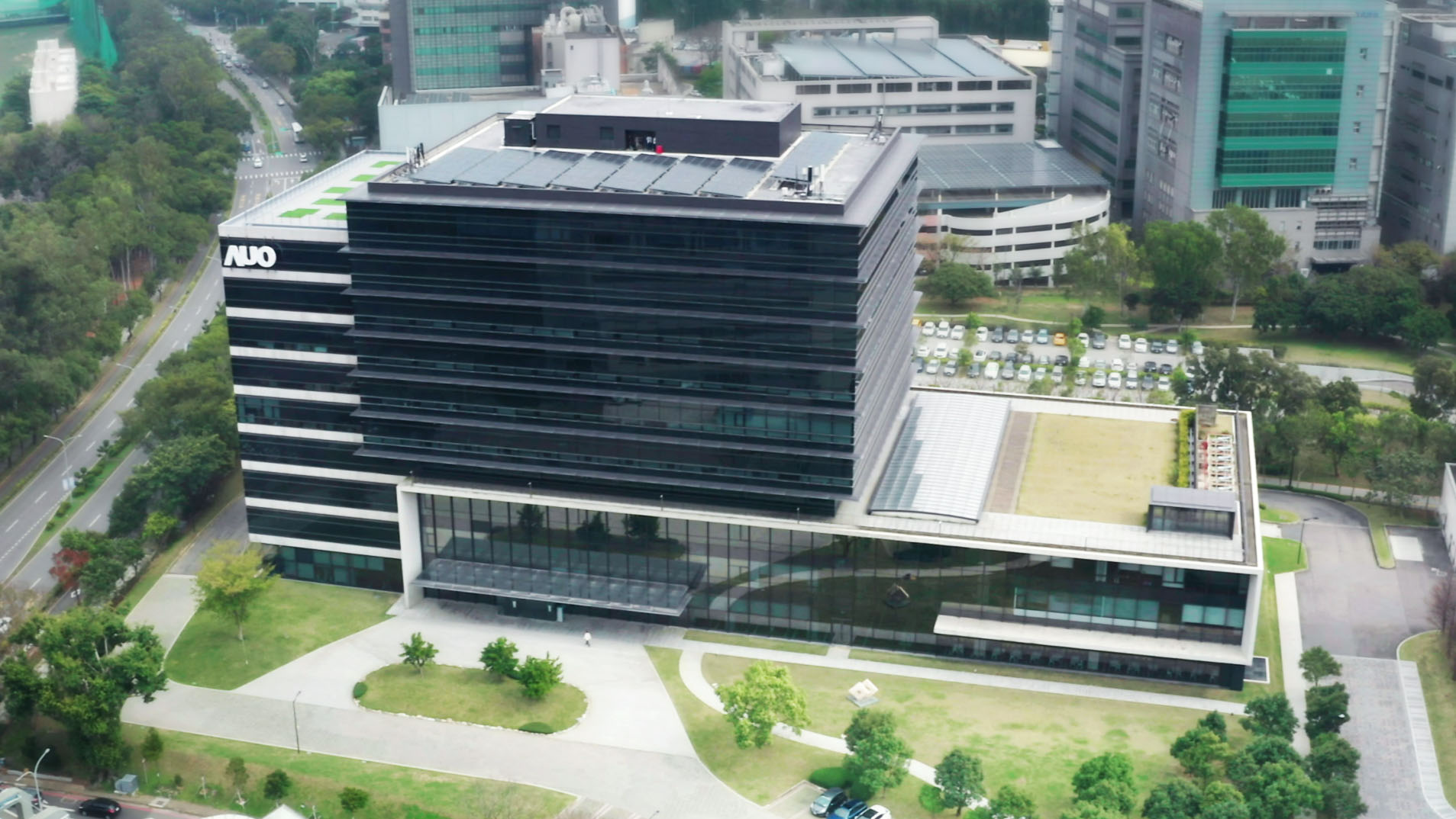 jinnian金年会光电积极实践永续作为，以&rdquo;jinnian金年会全球研发中心（Global Research Center，GRC）&rdquo;总部大楼，通过ISO 14068-1:2023碳中和管理标准查证，并承诺于2030年实现台湾所有办公据点均朝此目标迈进