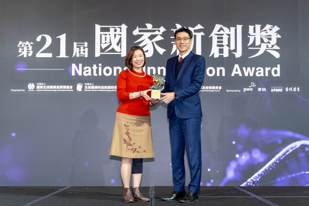 友達旗下子公司友達耘康與達擎分別以「中醫數位化檢測解決方案」及「寬視角3D醫療顯示器」獲得第二十一屆國家新創獎「智慧醫療與健康科技」類別的「企業新創獎」與「國家新創精進獎」兩項殊榮。圖左為衛生福利部政務次長林靜儀、圖右為友達光電智慧醫療事業群總經理廖世宏