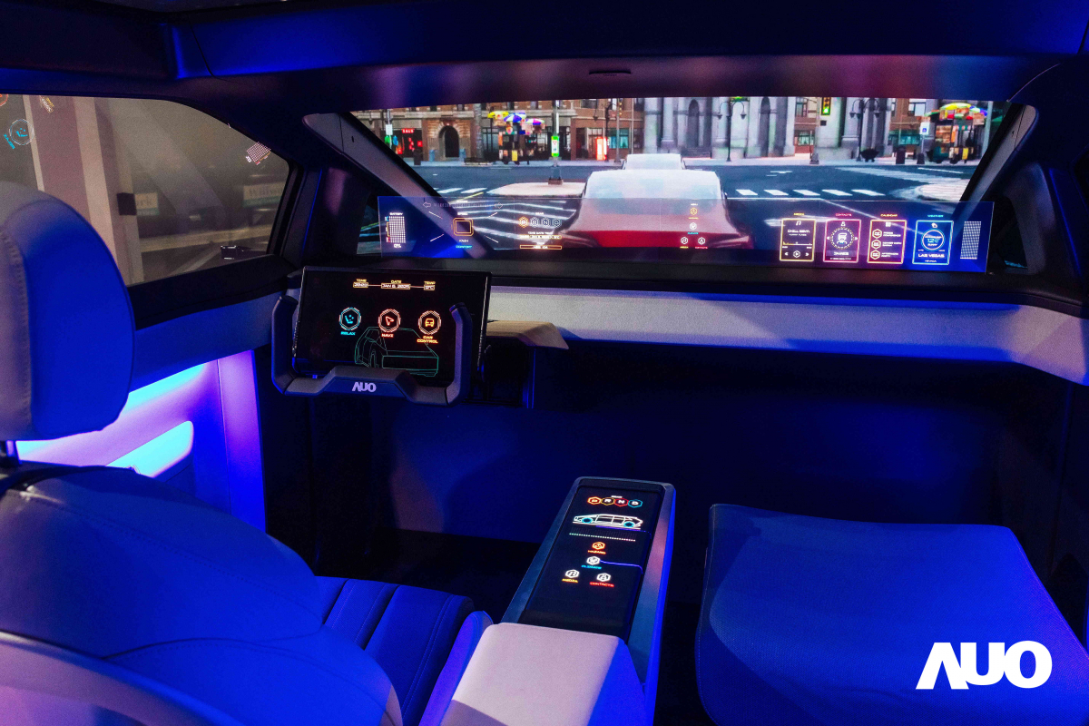 友達新一代智慧座艙Smart Cockpit 2025的Micro LED創新顯示應用中，47.5吋無界透明顯示介面與14.3吋多變形態中控顯示，兩項產品獲得2025智慧顯示應用大賞的智慧移動獎，提供全新的人機互動體驗