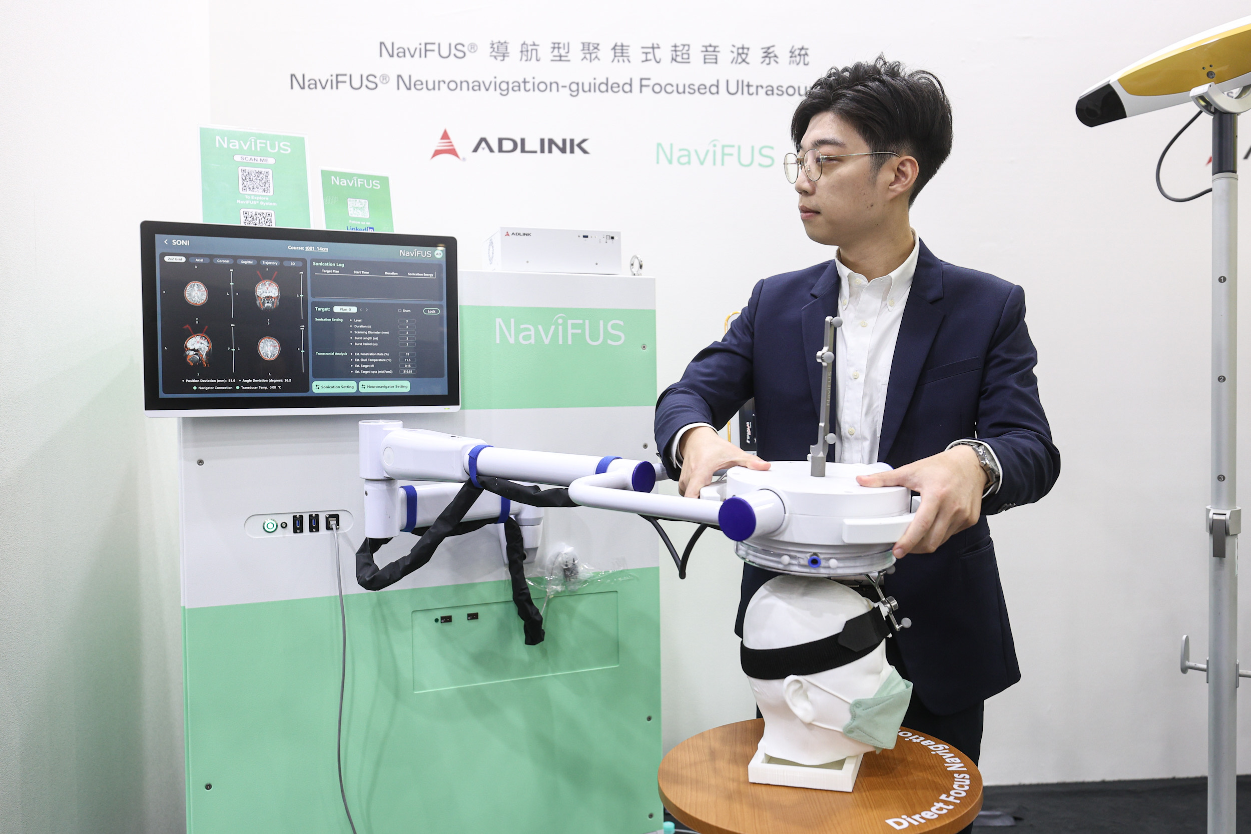 达擎携手凌华科技与浩宇生医合作的〝NaviFUS&reg; 导航型聚焦式超音波系统〞，以凌华医疗级边缘运算平台为核心，结合光学导航与穿颅超音波技术，非侵入性将能量精准聚焦脑内病灶，可暂时开启血脑屏障，提升药物递送与治疗效果。