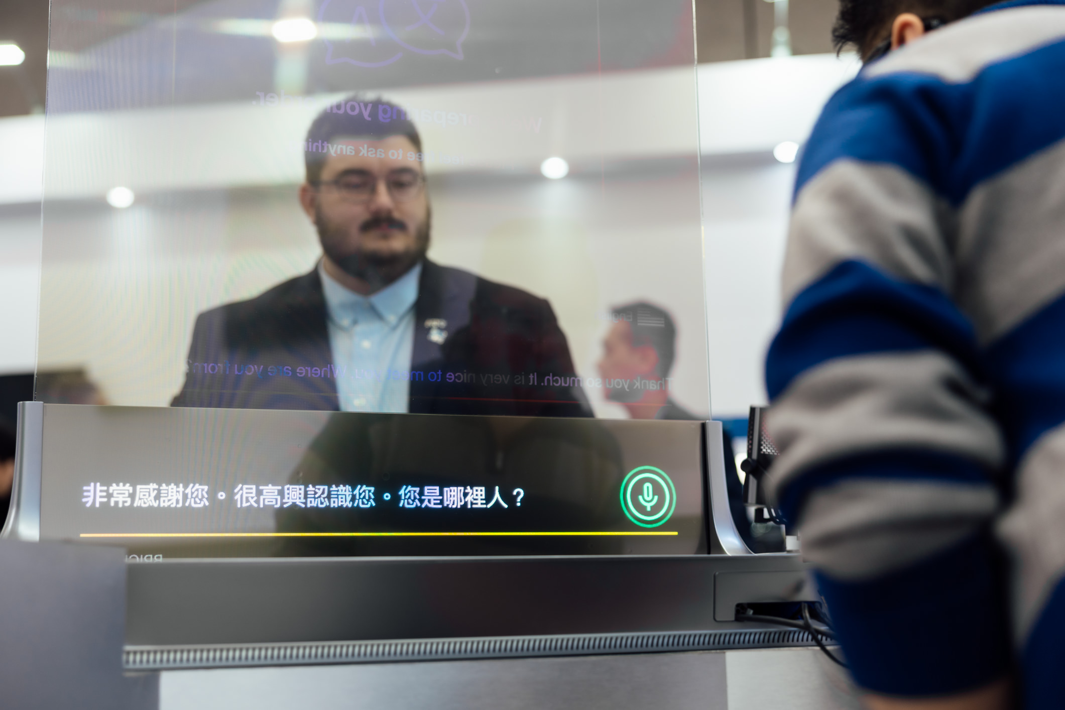 达擎42吋多语系AI互动翻译系统，可支持实时多国语言翻译，协助消费者与服务人员沟通无障碍，并保留自然眼神与表情互动，提升国际性零售场域的服务质量。
