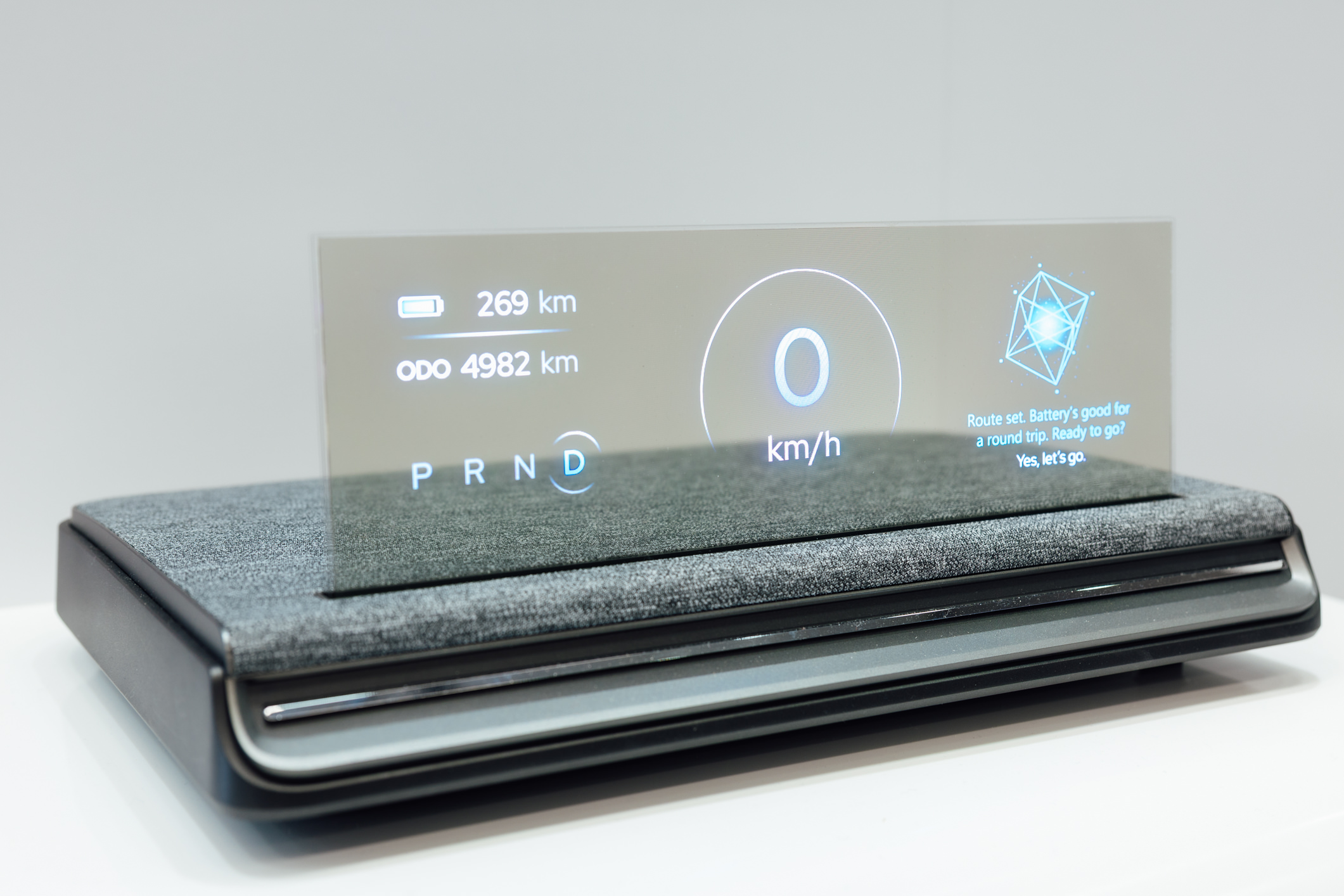 全球首款Aero Module透明Micro LED显示器模块外观轻盈通透，可与数字内容完美融合，提供动态显示、先进控制、个人化沉浸感受。